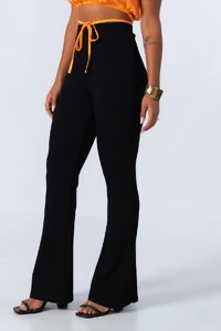 Calca flare em viscose canelada