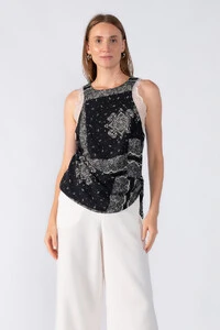 Blusa estampada com detalhe na cintura