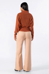 Calca pantalona com recorte frontal
