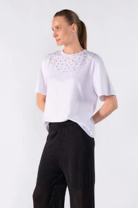Blusa em algodao com aplicacoes em strass