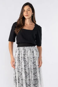 Blusa social decote quadrado detalhe na manga