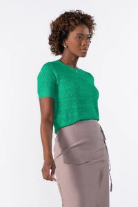 Blusa curta de tricot trabalhado