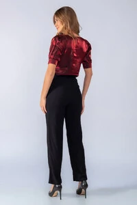 Blusa acetinada decote quadrado