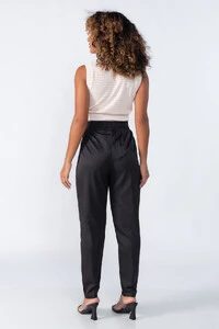 Blusa regata curta com furinhos