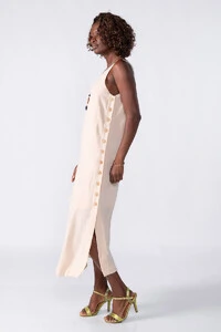 Vestido midi com detalhes em botoes laterais