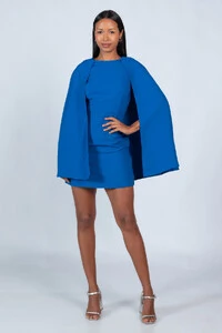 Vestido curto com capa