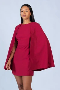 Vestido curto com capa