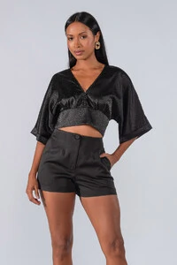 Blusa cropped gola v acetinada