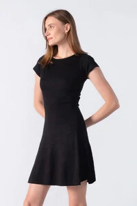 Vestido modelado com manga curta