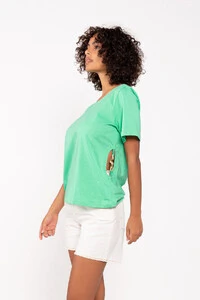 T-shirt algodao detalhe corrente lateral