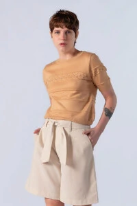 Blusa curta em viscose com texturas