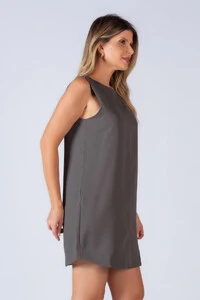 Vestido amplo recorte no ombro