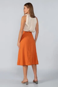 Saia midi em viscose com bolsos e ziper frontal