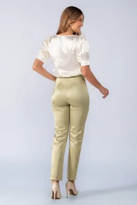 Blusa acetinada decote quadrado
