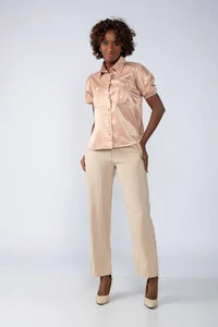 Blusa acetinada com 2 bolsos e botoes