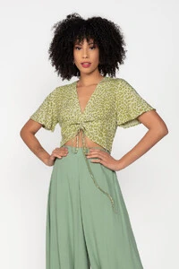 Cropped em viscose animal print