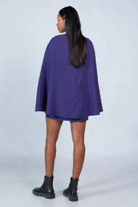 Vestido curto com capa