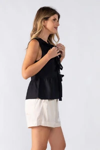 Blusa com lacos frontais
