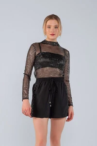 Shorts crepe com bolsos e detalhes em strass