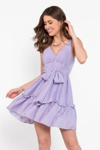 Vestido curto com babados e faixa embutida