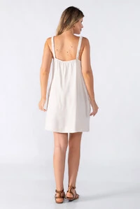 Vestido curto alcas franzidas e bolsos