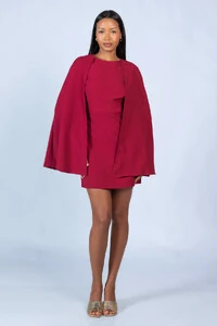 Vestido curto com capa