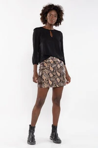 Blusa em viscose manga bufante detalhe botao