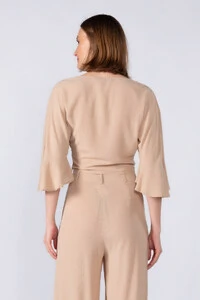 Cropped em viscose manga flare