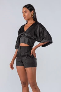 Blusa cropped gola v acetinada