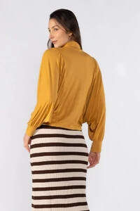 Blusa manga morcego com detalhe franzido