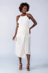 Saia midi acetinada com fivela acrilica