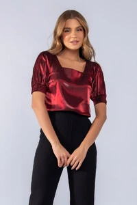 Blusa acetinada decote quadrado