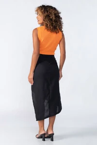 Blusa regata curta com furinhos