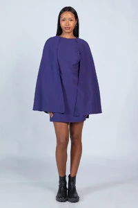 Vestido curto com capa