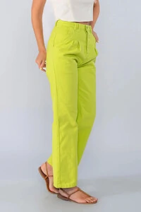 Calca jeans pantalona color com pinca
