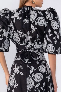 Cropped manga bordado