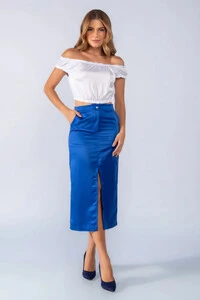 Saia midi acetinada com fenda