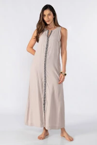 Vestido longo com detalhe frontal