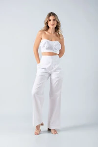 Top cropped tqc em algodao detalhe flor