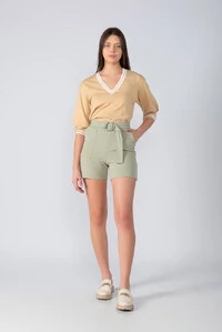 Shorts crepe liso detalhe cinto e bolsos