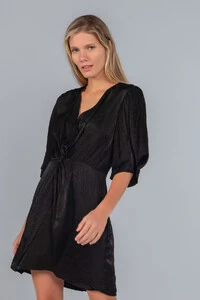 Vestido curto acetinado tranpasse manga sino