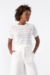 Blusa curta de tricot trabalhado