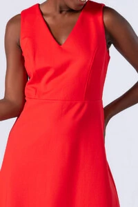 Vestido midi estruturado com forro