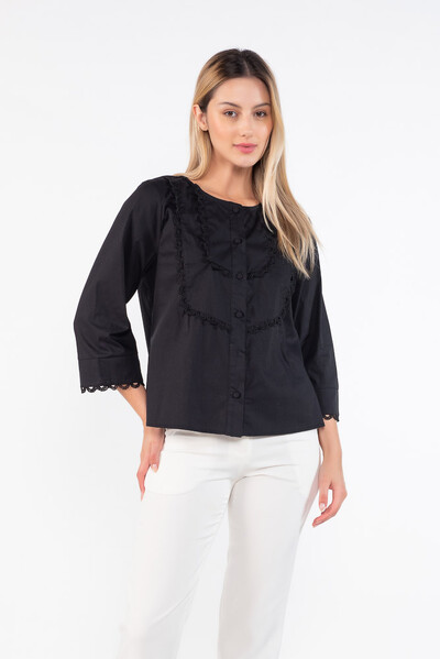 Foto Camisa em algodao com aplicacoes em guipir