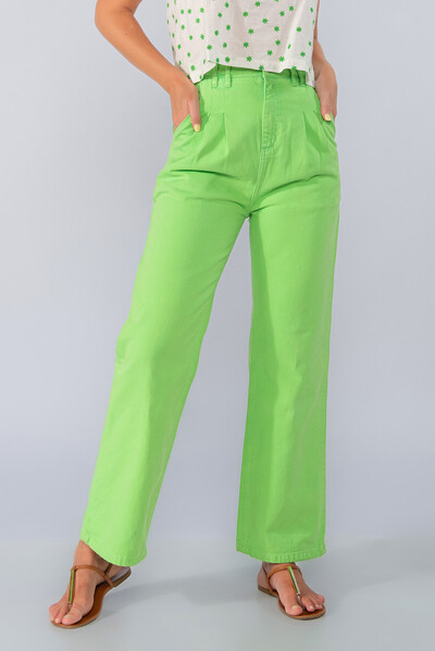 Foto Calca jeans pantalona color com pinca