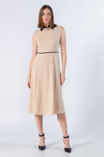 Foto Vestido midi em poliester gola classica