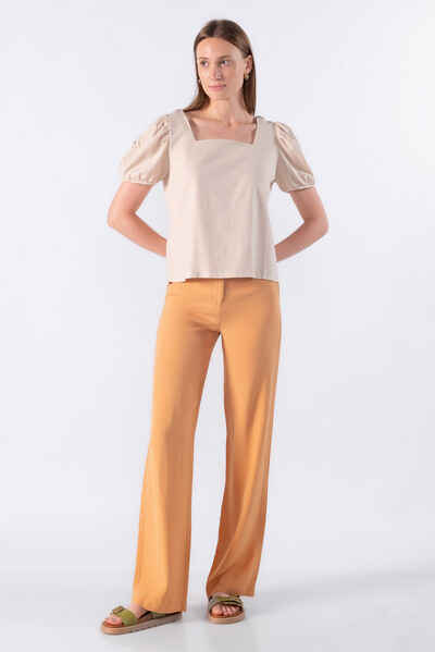 Foto Blusa decote quadrado e aplicacao na manga