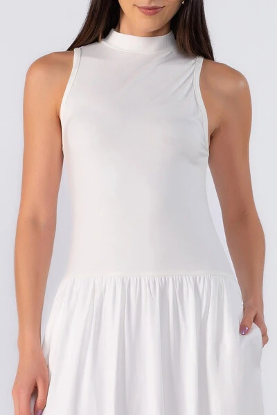 Foto Vestido midi gola alta em malha confort