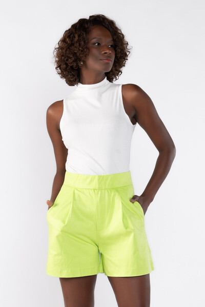 Foto short em suede com pence
