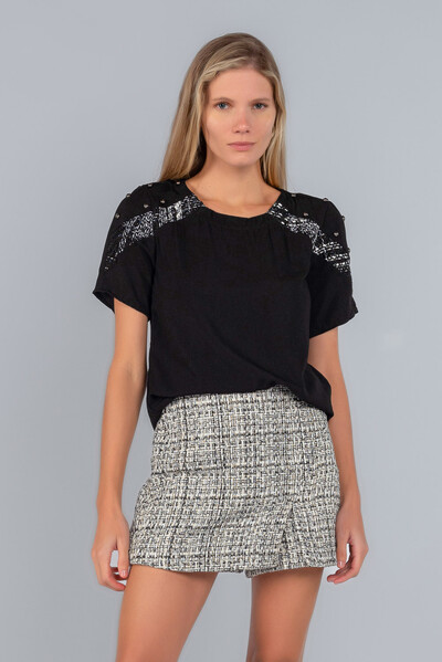 Foto Blusa crepe aplicacao em tweed e spaks